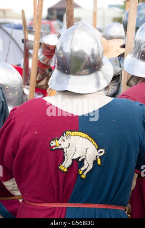 Tewkesbury, UK-17. Juli 2015: Eber Abzeichen auf Wams getragen von Soldat in Rüstung am 17. Juli 2015 bei Tewkesbury Mittelalterfest Stockfoto