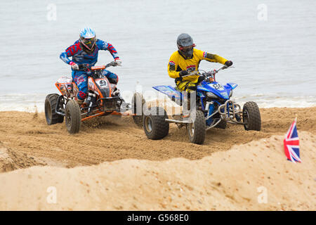 BXUK Meisterschaft Racing - Quad bikes Rennen rund um den Kurs in Bournemouth Beach am 1. Tag des Bournemouth Räder Festival Stockfoto