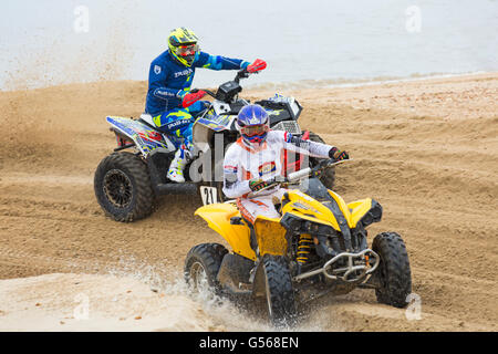 BXUK Meisterschaft Racing - Quad bikes Rennen rund um den Kurs in Bournemouth Beach am 1. Tag des Bournemouth Räder Festival Stockfoto