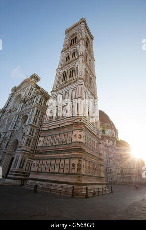 Turm in Florenz Duomo im Sonnenaufgang Basilika di Santa Maria del Fiore Stockfoto