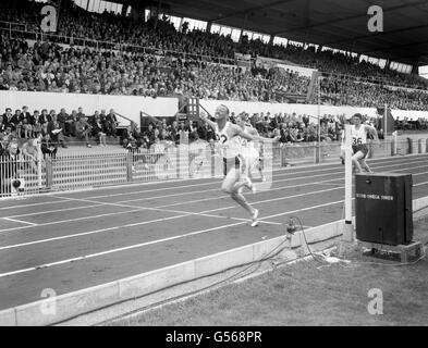 Jamaikas Keith Gardner (Nr.22) gewinnt gegen den englischen Eric Roy Sandstrom (Nr. 14) und Nordirland's Paddy Toner (Nr. 36) Stockfoto