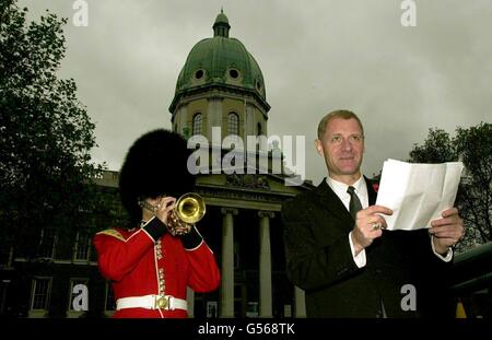 Der britische Poet Laureate Andrew Motion (rechts) während einer Lesung im Imperial war Museum in Lambeth, Süd-London, anlässlich des Gedenktages. Ebenfalls abgebildet ist Bugler Stuart Laing von der Welsh Guards. Stockfoto