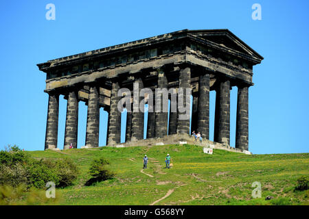 Die Menschen genießen die Sonne am Penshaw Monument in der Nähe von Sunderland, während das warme Wetter in ganz Großbritannien weitergeht. Stockfoto