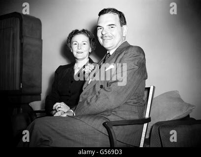 Thomas E Dewey, Gouverneur des Bundesstaates New York, und seine Frau Frances an Bord des 'Queen Mary'-Linienschiffes bei der Ankunft in Southampton. Stockfoto