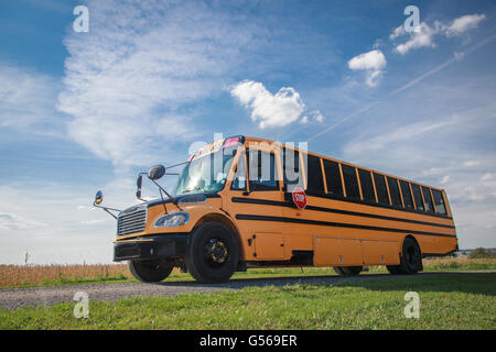 Schulbus an einem sonnigen Tag Stockfoto