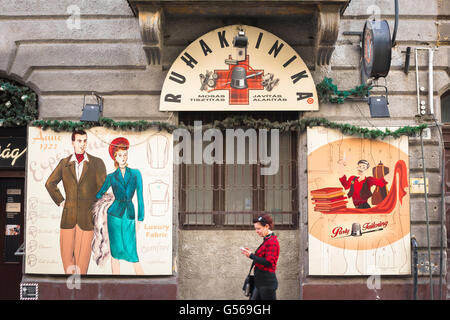 Budapest Jüdische Viertel, die Zeichen außerhalb des Tailor Shop im erzsebetvaros Altstadt Jüdische Viertel von Budapest, Ungarn, Europa. Stockfoto