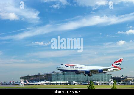 British AIrways Flug landet auf dem Flughafen Heathrow Terminal 5 hinter London, England, UK, GB, Stockfoto