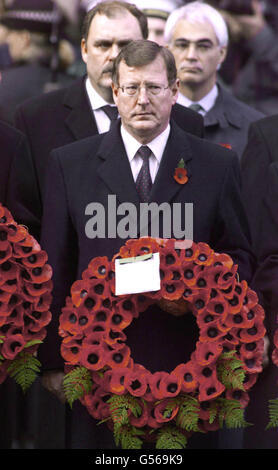 Der erste Minister Nordirlands, David Trimble, hält während des jährlichen Gedenkgottesdienstes im Cenotaph im Zentrum von London einen Kranz. Tausende von Menschen versammelten sich in Whitehall, um all jene zu ehren, die ihr Leben im Kampf für Großbritannien hingaben. * die Queen Mother, die bei Veteranen und ihren Familien wegen ihres Engagements für das Land während des letzten Krieges immer noch ein fester Favorit ist, wurde aufgrund eines gebrochenen Kragenknochens gezwungen, das Ereignis zu verpassen. Stockfoto