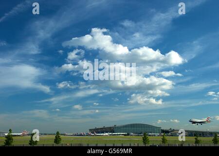 British AIrways Flug landet auf dem Flughafen Heathrow Terminal 5 hinter London, England, UK, GB, Stockfoto