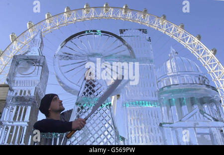 Matt Griffin verleiht einer Eisskulptur der Londoner Skyline vor dem London Eye den letzten Schliff. Der Energy Saving Trust und der World Wildlife Fund haben sich zusammengeschlossen, um das Bewusstsein für die Risiken bekannter Sehenswürdigkeiten zu schärfen, wenn Energieeinsparungen in Haushalten nicht ernst genommen werden. * die Eisskulptur umfasst Big Ben, das London Eye, St Paul's Cathedral, Canary Wharf und die Thames Barrier - die Experten vorhersagen, wird nicht ausreichen, um die Flut in den kommenden Jahren zu halten. Stockfoto