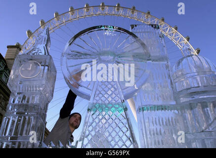 Matt Griffin verleiht einer Eisskulptur der Londoner Skyline vor dem London Eye den letzten Schliff. Der Energy Saving Trust und der World Wildlife Fund haben sich zusammengeschlossen, um das Bewusstsein für die Risiken bekannter Sehenswürdigkeiten zu schärfen. * wenn Energieeinsparungen in Haushalten nicht ernst genommen werden. Die Eisskulptur umfasst Big Ben, das London Eye, die St Paul's Cathedral, Canary Wharf und die Thames Barrier - die Experten prognostizieren, dass sie nicht ausreichen werden, um das Blatt in den kommenden Jahren zu halten. Stockfoto