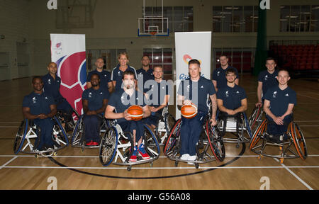 ParalympicsGB Männer Basketball Mannschaft posiert für ein Foto mit Chef de Mission Pennie Briscoe bei der Team-Ankündigung in der Leicester Community Sports Arena. Stockfoto