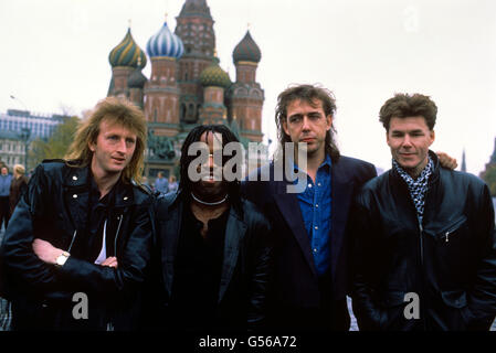 Die schottische Rockgruppe Big Country in Moskau, UdSSR, wo sie ein Konzert im Palast der Sport-Eisbahn gab. Von links nach rechts: Mark Brzezicki, Tony Butler, Stuart Adamson und Bruce Watson. Stockfoto