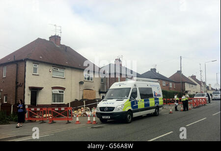 Gesamtansicht der Szene in Allenton, Derby, wo sechs Kinder bei einem Brandanschlag getötet wurden. Ein Mann und eine Frau wurden von Detektiven, die ihren Tod untersuchten, verhaftet, teilte die Polizei von Derbyshire mit. Stockfoto