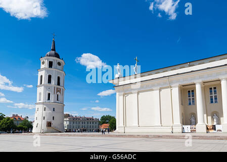 Menschen auf dem Domplatz in der Nähe der Kathedrale von Vilnius Stockfoto