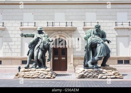 Riesige Statuen von WWI Soldaten auf dem Display vor dem südlichen Palast, eine Ausstellungsfläche neben den Varkert Bazar im Bereich Taban von Budapest. Stockfoto