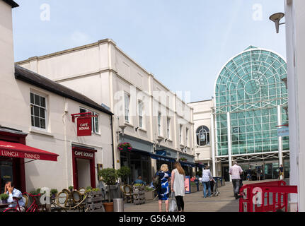 Eingang zum Einkaufszentrum Royal Priors in Leamington Spa, Warwickshire, UK Stockfoto