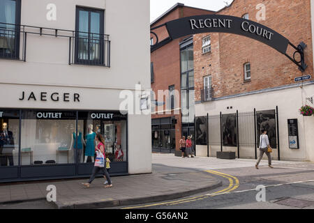 Eingang zum Regent Court Shopping Centre in Leamington Spa Stockfoto