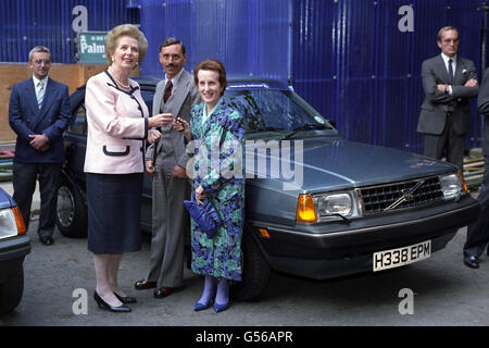 Die britische Premierministerin Margaret Thatcher stellt Auto vor Schlüssel für einen neuen Volvo für einen behinderten Fahrer in Downing Street Stockfoto