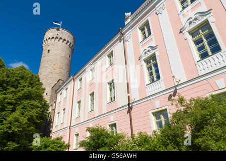 Hermann-Turm und Parlamentsgebäude. Domberg, Gouverneure Garten, Tallinn, Estland Stockfoto