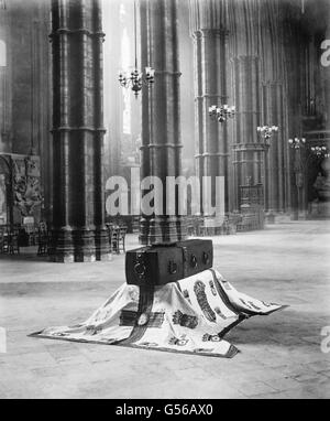 Der Sarg des unbekannten Kriegers, der in Westminster Abbey in London ruhte. Es ist nicht bekannt, wo dieser britische Soldat starb, noch wann, und auf diese Weise symbolisiert er alle unbekannten Toten des Ersten Weltkriegs, egal wo sie gefallen sind. Stockfoto