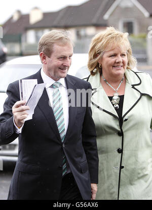 Taoiseach Enda Kenny kommt mit seiner Frau Fionnuala an der St. Patrick's De La Salle Boys National School , Castlebar, Co. Mayo, um am Referendum über den Europäischen Fiskalvertrag zu stimmen. Stockfoto