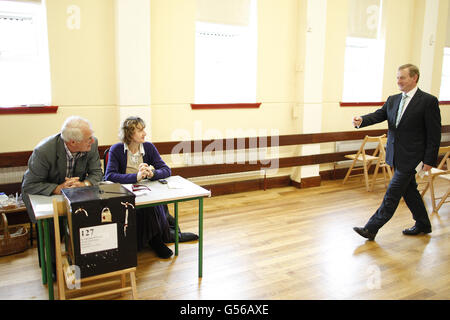 Taoiseach Enda Kenny kommt mit seiner Frau Fionnuala an der St. Patrick's De La Salle Boys National School , Castlebar, Co. Mayo, um am Referendum über den Europäischen Fiskalvertrag zu stimmen. Stockfoto