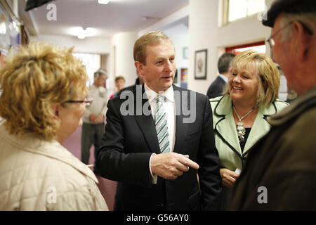 Taoiseach Enda Kenny trifft mit seiner Frau Fionnuala (rechts) an der St. Patrick's De La Salle Boys National School in Castlebar, Co. Mayo ein, um am Referendum über den Europäischen Fiskalvertrag zu stimmen. Stockfoto