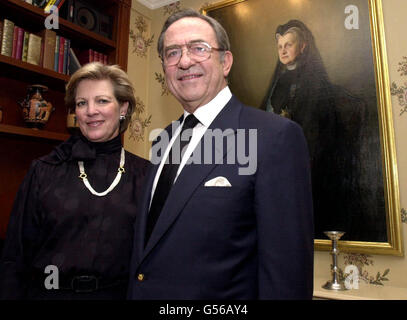 König Konstantin von Griechenland mit Frau Königin Anne-Marie in ihrem Haus in Nord-London. Der verbannte König ist "äußerst dankbar", nachdem der Europäische Gerichtshof für Menschenrechte entschieden hat, dass Constantins Menschenrechte verletzt wurden, als sein Eigentum in Griechenland beschlagnahmt wurde. *... Sie befinden sich vor einem Porträt seiner Urgroßmutter Königin Olga, die auch die Großmutter des britischen Prinzen Philip ist. Stockfoto