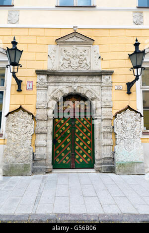 Reich verzierte Tür des Hauses Bruderschaft Mitesser in Tallinn Stockfoto