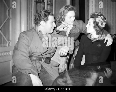 Von links nach rechts Schauspieler Peter Ustinov, Anna Neagle und Odette Churchill in Borehamwood am Set von „Odette, G.C“. Der Film basiert auf den Kriegsausbeuterinnen von Frau Churchill - damals Frau Odette Sansom -, die für ihre Arbeit als britische Geheimagentin im besetzten Frankreich mit dem George Cross ausgezeichnet wurde. Sie wurde von der Gestapo gefoltert, als sie sich weigerte, ihren Kommandanten, Captain Peter Churchill (den sie später heiratete), zu verraten. Im Film wird die Rolle von Anna Neagle und die Rolle von Captain Churchill von Trevor Howard gespielt. Stockfoto