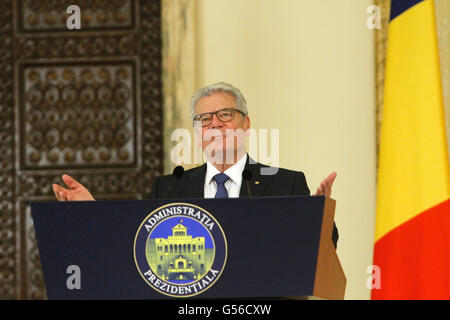 Bukarest, Rumänien. 20. Juni 2016. Der deutsche Bundespräsident Joachim Gauck spricht während der gemeinsamen Pressekonferenz mit Klaus Iohannis im Cotroceni Präsidentenpalast in Bukarest, Rumänien, Montag, 20. Juni 2016. Joachim Gauck und seine Lebensgefährtin Daniela Schadt ist auf einen Zustand nach Rumänien zu besuchen. Bildnachweis: Gabriel Petrescu/Alamy Live-Nachrichten Stockfoto