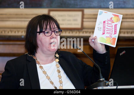 Der Belfast City Hall, Belfast, UK. 20. Juni 2016.  Stellvertretender Oberbürgermeister von Belfast Mary Ellen Campbell halten die Flüchtlinge willkommen Broschüre die verschiedenen Ereignisse in und um Belfast in der kommenden Woche, woraufhin Flüchtling Woche aufgeführt. Bildnachweis: Bonzo/Alamy Live-Nachrichten Stockfoto