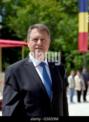 Bukarest, Rumänien. 20. Juni 2016. Der rumänische Präsident Klaus Johannis vor der Presidential Palace Cotroceni in Bukarest, Rumänien, 20. Juni 2016. Foto: RAINER JENSEN/Dpa/Alamy Live-Nachrichten Stockfoto