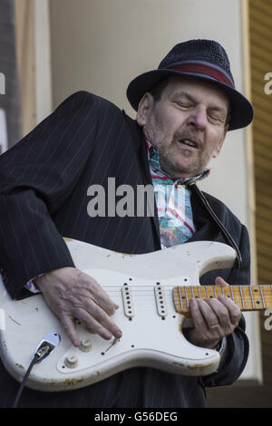 Chicago, IL, USA. 12. Juni 2016. Der 33. jährlichen Chicago Blue Festival vom 10.-12. Juni hatte eine stellare Line-up in diesem Jahr. Das Festival gab Tribut zu legendären Blues-Gitarrist Otis Rush. Am Sonntagabend erschien Otis Rush auf der Bühne, zusammen mit Chicago Bürgermeister Rahm Emanuel, der 12. Juni als Otis Rush Tag in Chicago erklärte. Das Festival gipfelte mit Musik, gespielt von Otis Freunde und andere bekannte Musiker, die seine Karriere beeinflusst. Im Bild: Blues Ronnie Russel © Karen I. Hirsch/ZUMA Draht/Alamy Live-Nachrichten Stockfoto