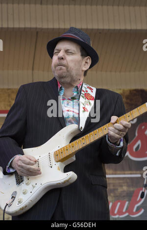 Chicago, IL, USA. 12. Juni 2016. Der 33. jährlichen Chicago Blue Festival vom 10.-12. Juni hatte eine stellare Line-up in diesem Jahr. Das Festival gab Tribut zu legendären Blues-Gitarrist Otis Rush. Am Sonntagabend erschien Otis Rush auf der Bühne, zusammen mit Chicago Bürgermeister Rahm Emanuel, der 12. Juni als Otis Rush Tag in Chicago erklärte. Das Festival gipfelte mit Musik, gespielt von Otis Freunde und andere bekannte Musiker, die seine Karriere beeinflusst. Im Bild: Blues Ronnie Earl © Karen I. Hirsch/ZUMA Draht/Alamy Live-Nachrichten Stockfoto