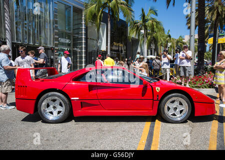 Beverly Hills, Kalifornien, USA. 19. Juni 2016. Einen roten Ferrari auf dem Display auf dem Rodeo Drive Concours d ' Elegance Auto-Show in Beverly Hills, Kalifornien, USA.  Die Auto-Show findet jedes Jahr am Vatertag statt und zieht jedes Jahr Tausende von Menschen und Auto-Enthusiasten. Bildnachweis: Sheri Determan / Alamy Live News Stockfoto