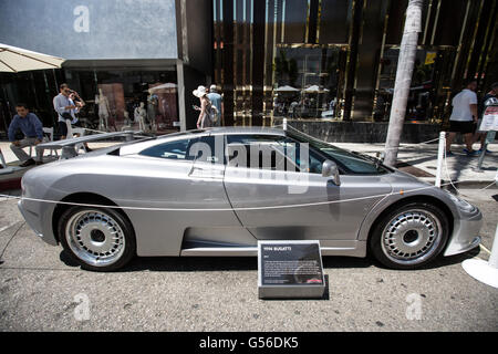Beverly Hills, Kalifornien, USA. 19. Juni 2016. Ein Silber 1994 Bugatti auf dem Display auf dem Rodeo Drive Concours d ' Elegance Auto zeigen in Beverly Hills, Kalifornien, USA.  Die Auto-Show findet jedes Jahr am Vatertag statt und zieht jedes Jahr Tausende von Menschen und Auto-Enthusiasten. Bildnachweis: Sheri Determan / Alamy Live News Stockfoto