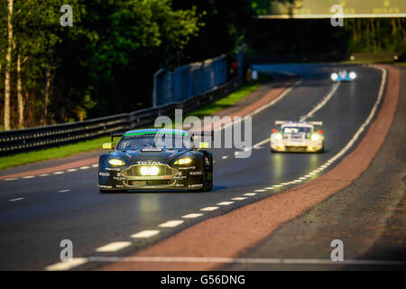 Rennstrecke in Le Mans, Le Mans, Frankreich. 18. Juni 2016. 24-Stunden-Rennen von Le Mans. #98 ASTON MARTIN RACING (GBR) ASTON MARTIN V8 VANTAGE GTE bin PAUL DALLA LANA (CAN) PEDRO LAMY (PRT) MATHIAS LAUDA (AUT) © Aktion Plus Sport/Alamy Live News Stockfoto