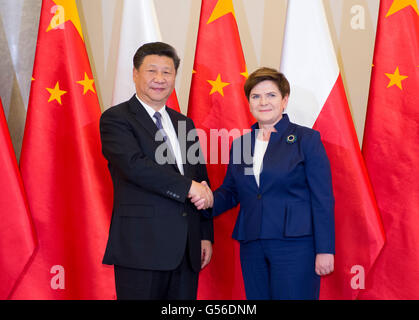 Warschau, Polen. 20. Juni 2016. Chinesische Präsident Xi Jinping (L) trifft sich mit polnischen Ministerpräsidenten Beata Szydlo in Warschau, Polen, 20. Juni 2016. © Xie Huanchi/Xinhua/Alamy Live-Nachrichten Stockfoto