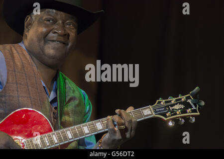 Chicago, IL, USA. 12. Juni 2016. Der 33. jährlichen Chicago Blue Festival vom 10.-12. Juni hatte eine stellare Line-up in diesem Jahr. Das Festival gab Tribut zu legendären Blues-Gitarrist Otis Rush. Am Sonntagabend erschien Otis Rush auf der Bühne, zusammen mit Chicago Bürgermeister Rahm Emanuel, der 12. Juni als Otis Rush Tag in Chicago erklärte. Das Festival gipfelte mit Musik, gespielt von Otis Freunde und andere bekannte Musiker, die seine Karriere beeinflusst. Im Bild: Carl Weathersby; Gitarrist © Karen I. Hirsch/ZUMA Draht/Alamy Live News Stockfoto