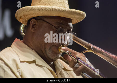 Chicago, IL, USA. 12. Juni 2016. Der 33. jährlichen Chicago Blue Festival vom 10.-12. Juni hatte eine stellare Line-up in diesem Jahr. Das Festival gab Tribut zu legendären Blues-Gitarrist Otis Rush. Am Sonntagabend erschien Otis Rush auf der Bühne, zusammen mit Chicago Bürgermeister Rahm Emanuel, der 12. Juni als Otis Rush Tag in Chicago erklärte. Das Festival gipfelte mit Musik, gespielt von Otis Freunde und andere bekannte Musiker, die seine Karriere beeinflusst. Im Bild: Blues-Sänger Willie Buck © Karen I. Hirsch/ZUMA Draht/Alamy Live News Stockfoto