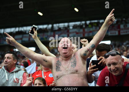 Saint-Etienne, Frankreich. 20. Juni 2016. Supprters von England feiern vor der ersten Vorrundenspiel der Gruppe B zwischen der Slowakei und England Geoffroy Guichard Stadion in Saint-Etienne, Frankreich, 20. Juni 2016. Foto: Uwe Anspach/Dpa/Alamy Live News Stockfoto