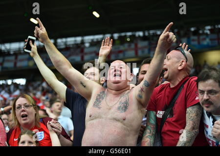 Saint-Etienne, Frankreich. 20. Juni 2016. Supprters von England feiern vor der ersten Vorrundenspiel der Gruppe B zwischen der Slowakei und England Geoffroy Guichard Stadion in Saint-Etienne, Frankreich, 20. Juni 2016. Foto: Uwe Anspach/Dpa/Alamy Live News Stockfoto