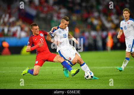 Saint-Etienne, Frankreich. 20. Juni 2016. Juraj Kucka der Slowakei und Jamie Vardy (l) von England Herausforderung für den Ball in der ersten Runde Gruppe B übereinstimmen zwischen der Slowakei und England Geoffroy Guichard Stadion in Saint-Etienne, Frankreich, 20. Juni 2016. Foto: Uwe Anspach/Dpa/Alamy Live News Stockfoto