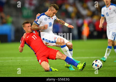 Saint-Etienne, Frankreich. 20. Juni 2016. Juraj Kucka der Slowakei und Jamie Vardy England Herausforderung für den Ball in der ersten Runde Gruppe B übereinstimmen zwischen der Slowakei und England Geoffroy Guichard Stadion in Saint-Etienne, Frankreich, 20. Juni 2016. Foto: Uwe Anspach/Dpa/Alamy Live News Stockfoto