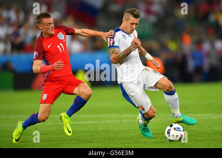 Saint-Etienne, Frankreich. 20. Juni 2016. Juraj Kucka der Slowakei und Jamie Vardy (l) von England Herausforderung für den Ball in der ersten Runde Gruppe B übereinstimmen zwischen der Slowakei und England Geoffroy Guichard Stadion in Saint-Etienne, Frankreich, 20. Juni 2016. Foto: Uwe Anspach/Dpa/Alamy Live News Stockfoto