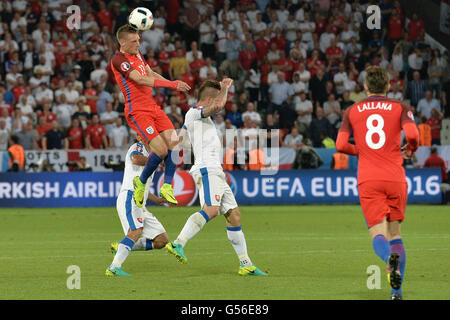 Stade Geoffroy-Guichard, St Etienne, Frankreich. 20. Juni 2016. Gruppe B-match zwischen Slowakei und England Geoffroy Guichard Stadion in Saint-Etienne, Frankreich, 20 Juni. Jamie Vardy (GER) gewinnt einen Header Credit: Action Plus Sport/Alamy Live News Stockfoto