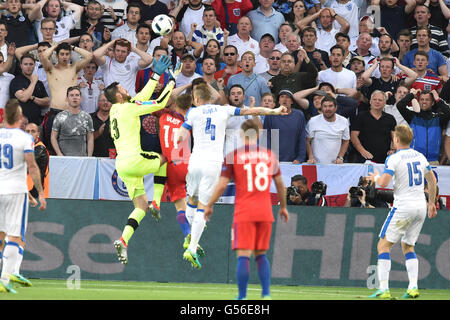 Stade Geoffroy-Guichard, St Etienne, Frankreich. 20. Juni 2016. Gruppe B-match zwischen Slowakei und England Geoffroy Guichard Stadion in Saint-Etienne, Frankreich, 20 Juni. Matus Kozacik (Slo) sammelt die gekreuzte Kugel aus dem Kopf der Jamie Vardy (Eng) Credit: Action Plus Sport/Alamy Live News Stockfoto