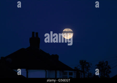 Epsom, Surrey, England, UK. 20. Juni 2016. Der Aszendent voll oder "Erdbeer Mond" am Abend des Sommer-Sonnenwende, wie gesehen in Epsom Surrey. Bildnachweis: Julia Gavin UK/Alamy Live-Nachrichten Stockfoto